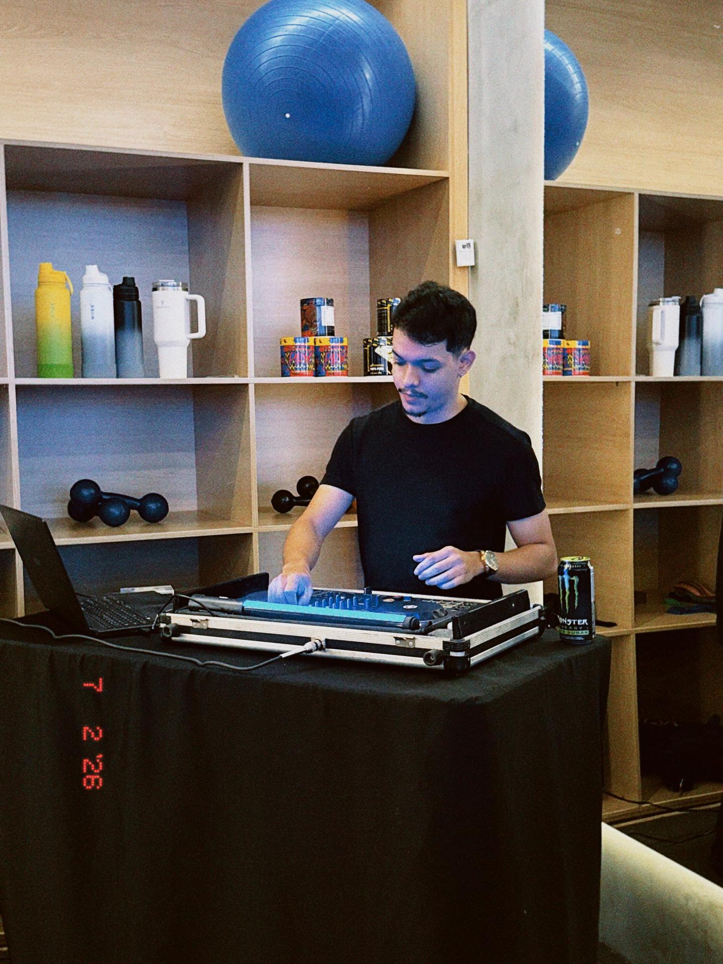 DJ Gugu tocando em um evento dentro de um espaço fitness